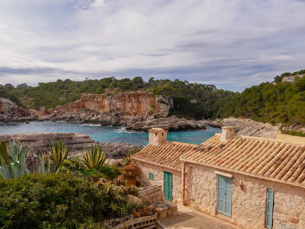 Îlot méditerranéen avec village blanc et eau turquoise