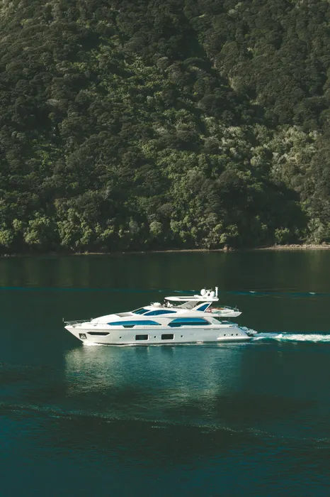 Yacht au mouillage dans une baie claire en Méditerranée
