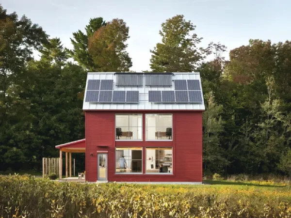 Kleines Einfamilienhaus mit Solarmodulen