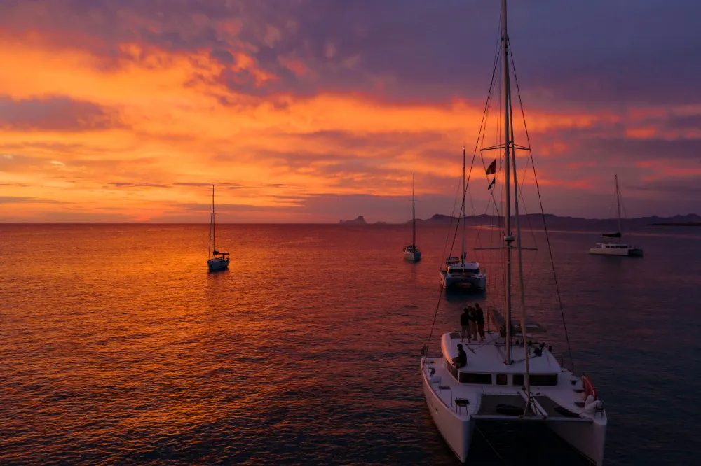 Baie corse vue depuis le pont d’un yacht au coucher du soleil