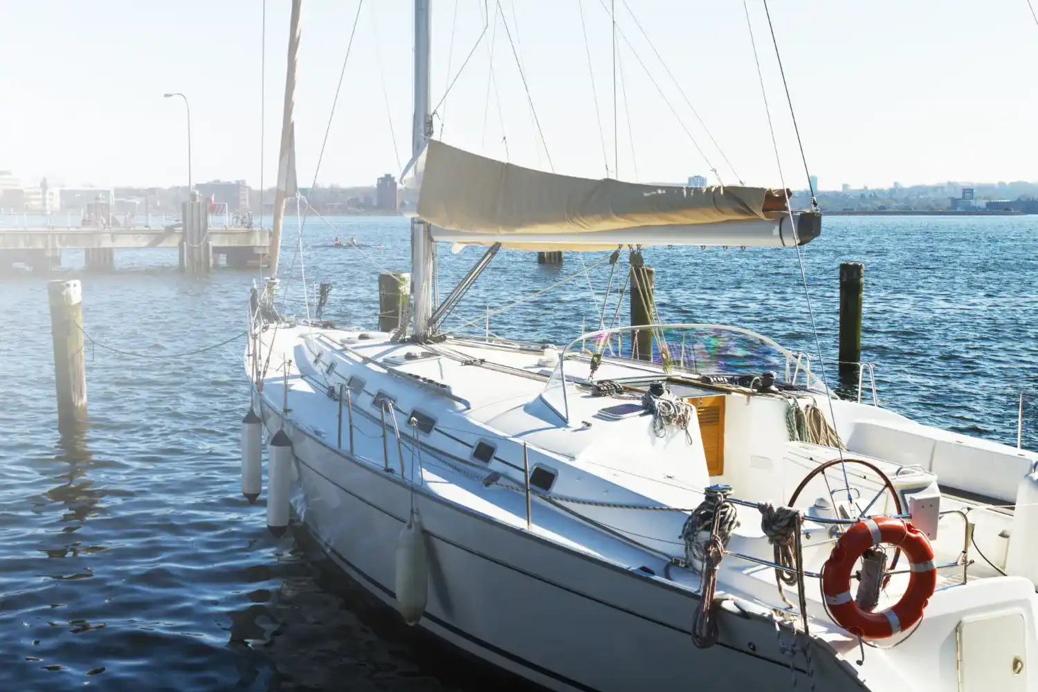 Yacht vu du ciel suivant une route côtière en Méditerranée
